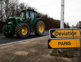 Los agricultores franceses inician el «cerco» de París