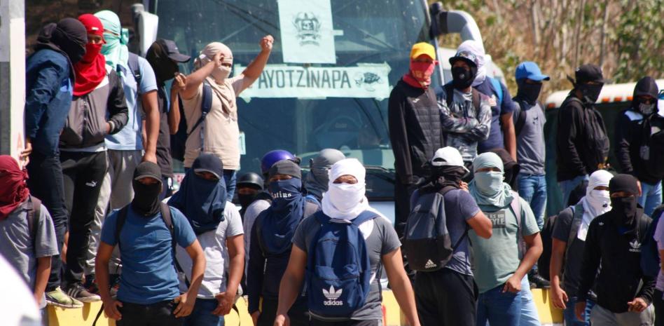 Se fuga policía acusado de matar a normalista de Ayotzinapa