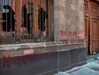 AMLO tilda de «vulgar acto de provocación» el ataque a Palacio Nacional de normalistas de Ayotzinapa