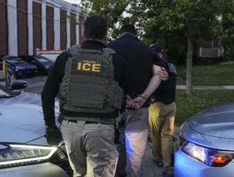 "La línea roja del control migratorio: ICE rechaza acusaciones de violencia policial y aumenta detenciones en la ciudad de Chicago"