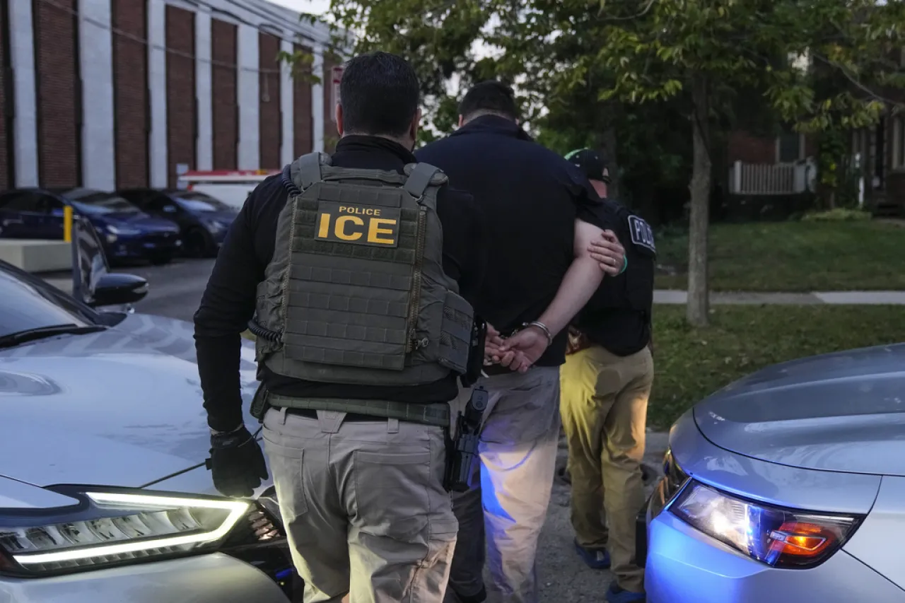 «La línea roja del control migratorio: ICE rechaza acusaciones de violencia policial y aumenta detenciones en la ciudad de Chicago»