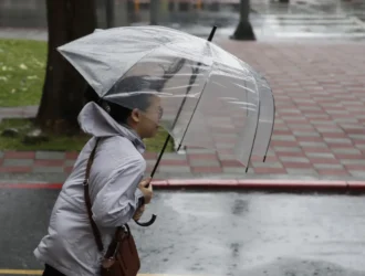 China en estado de alerta máxima: barricadas, escolares suspendidos y aeronaves detenidas por la amenaza de Ragasa