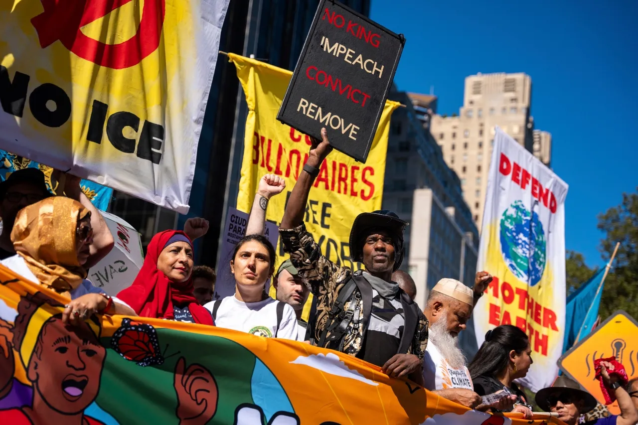 Furor ciudadano en Nueva York: miles de manifestantes se alzan contra poderosos grupos financieros, la alarmante crisis climática, la política de Trump y el sufrimiento en Gaza.