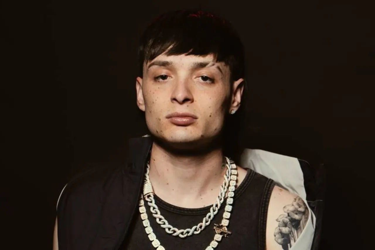 La metamorfosis del peso pluma: cómo la noche neoyorquina revolvió el estilo de lucha de este boxeador prometedor.