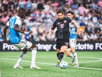 El desafío de la confianza: Mascherano sostiene a Messi en momentos de prueba para reforzar el vínculo entre los dos grandes héroes del fútbol argentino.