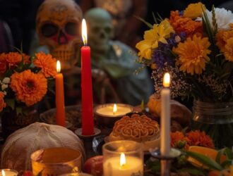 El ritual del recuerdo: Una jornada de espiritualidad y afecto en el altar dedicado a los seres queridos