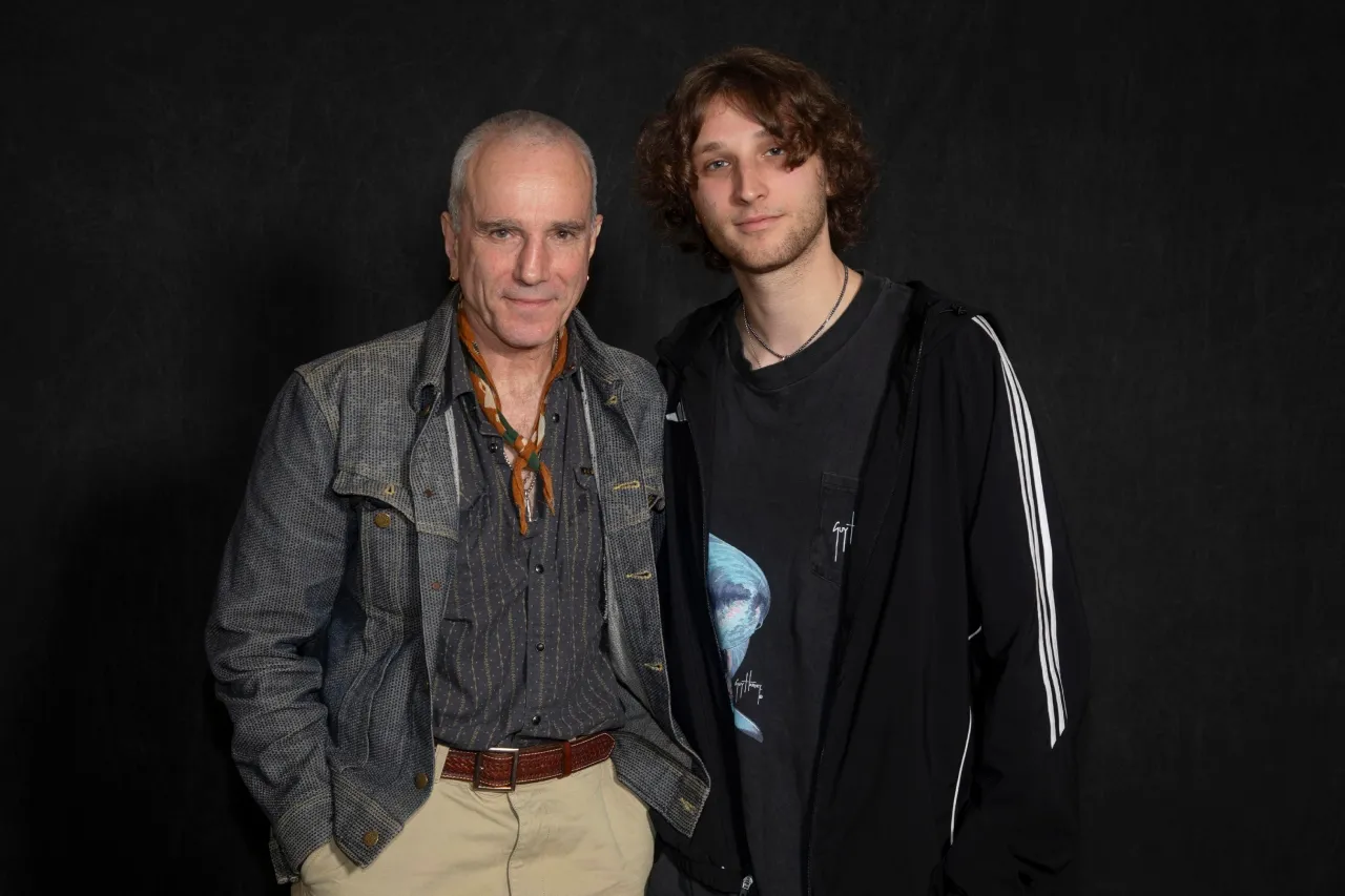 El Retorno de la Leyenda: Daniel Day-Lewis Reanima su Pasión por el Cine tras Unirse a su Hijo en una Nueva Aventura Artística