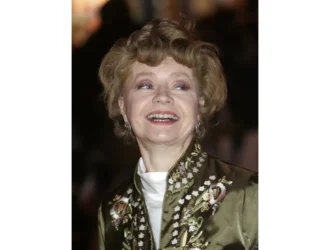 La Legendaria Actriz de «Fawlty Towers» Abre Su Último Capítulo: Recuerdo y Tributo a la Incomparable Prunella Scales