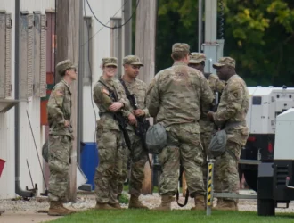 "Unidos contra el delito: efectivos de la Guardia Nacional de Texas despliegan su fuerza para garantizar la seguridad de propiedades federales en la ciudad que nunca duerme"