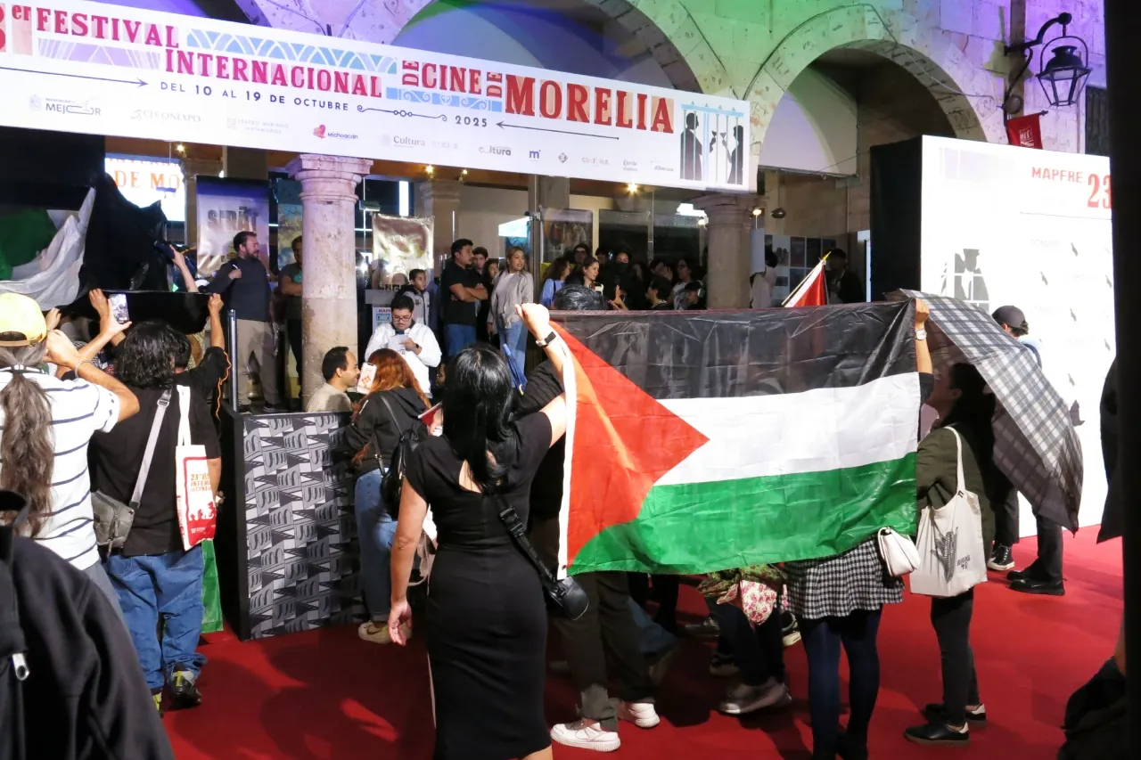 La Noche de la Cultura se convierte en una tensa batalla de intereses cuando la manifestación pro-palestina ocupa el lugar protagonista y relega a la estrella francesa Juliette Binoche al segundo plano en Morelia.