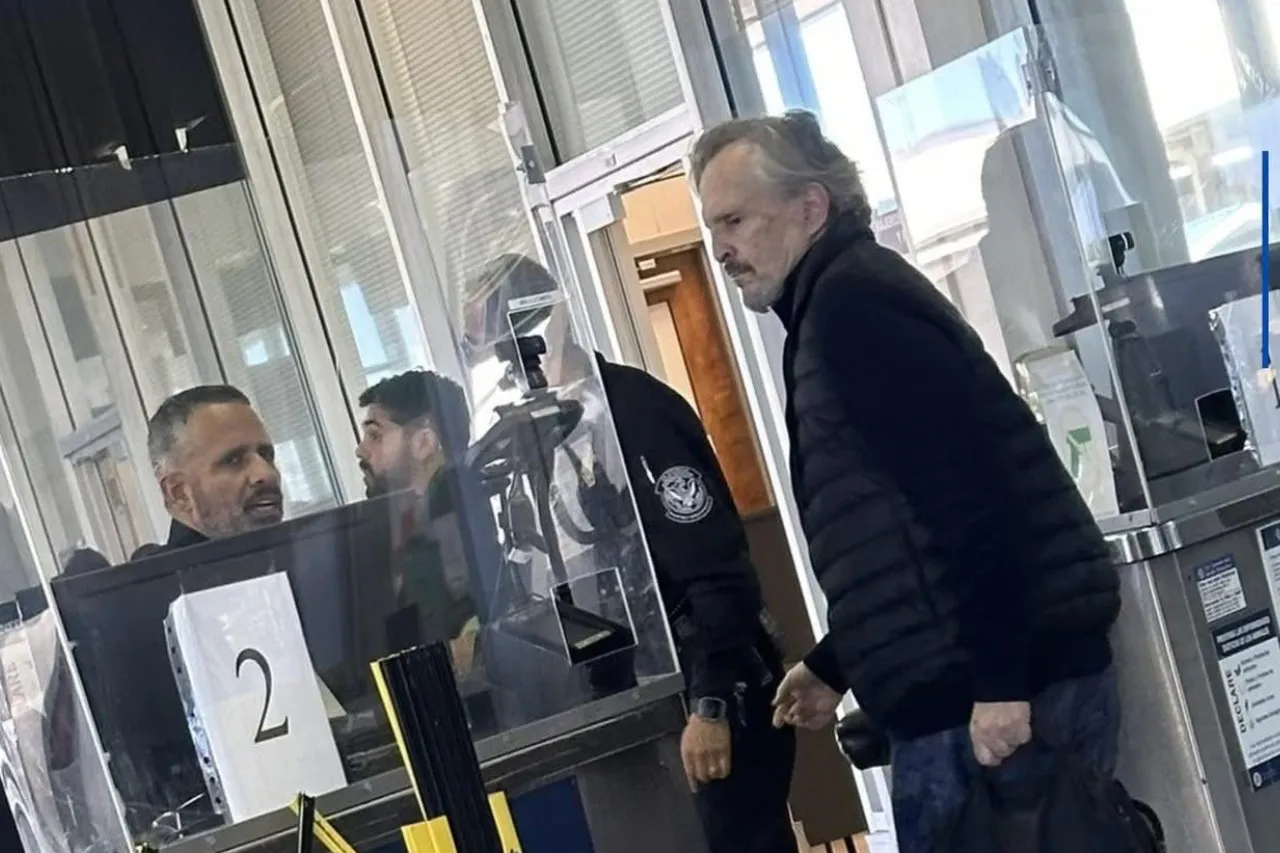 Miguel Bosé arriesga la ruta menos transitada: cruza a pie la frontera y logra un sensacional triunfo artístico en El Paso.