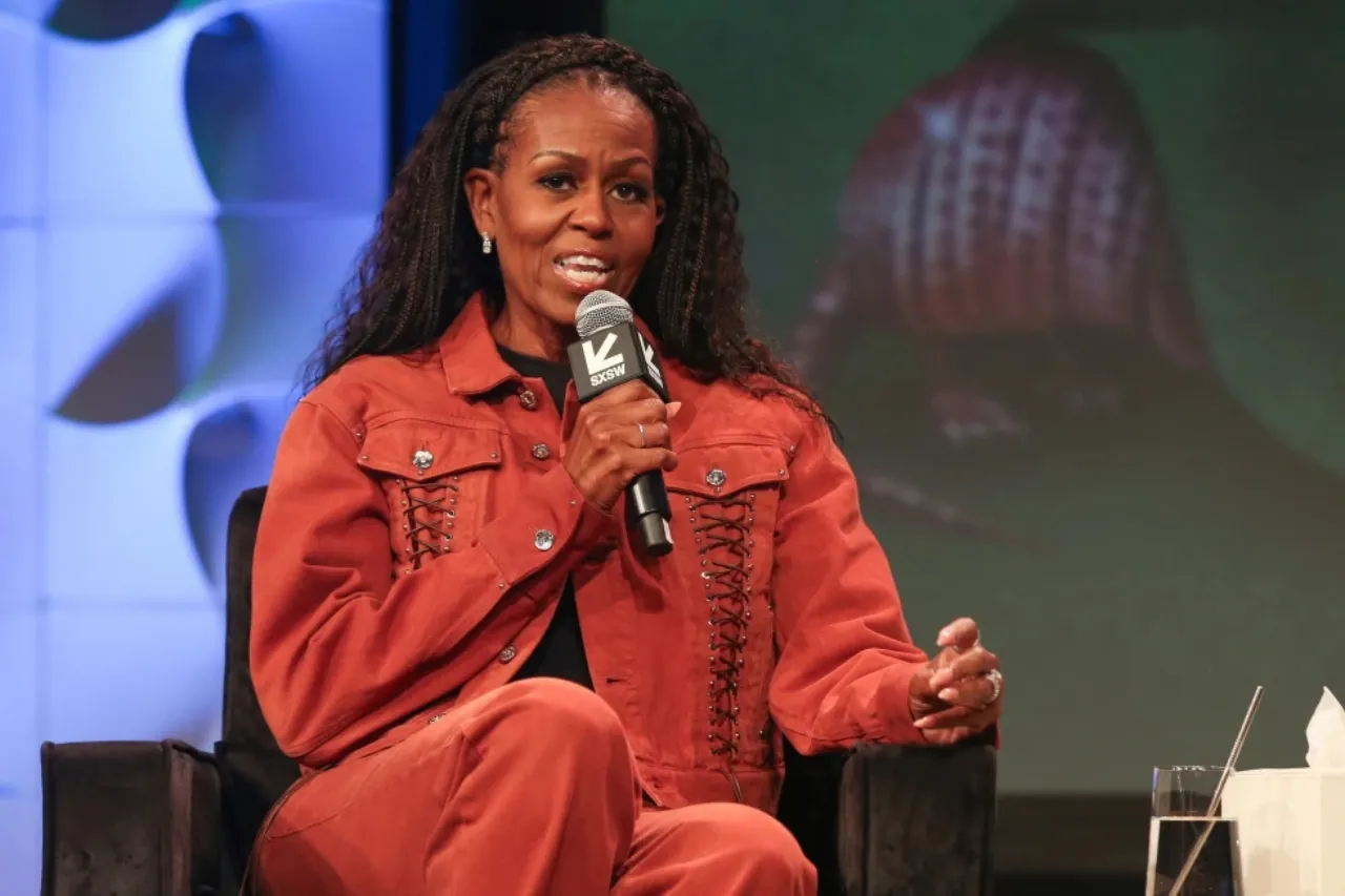 Michelle Obama regresa al centro del escenario con un audaz proyecto editorial: «El arte de la reflexión, en primera persona» Michelle Obama regresa al centro del escenario con un audaz proyecto editorial: «El arte de la reflexión, en primera persona»
