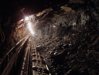 Mineros victoriosos: después de 24 horas de drama y lucha, 80 héroes del subsuelo emergen al sol con vida