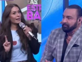 «La comedia en la cima: un momento inesperado de hilaridad entre las estrellas del espectáculo gallego y los artistas internacionales en un concierto sin precedentes»