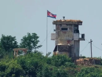 La hazaña improbable de un desertor norcoreano: una vida peligrosa en juego al saltar la línea roja y buscar refugio en el sur.