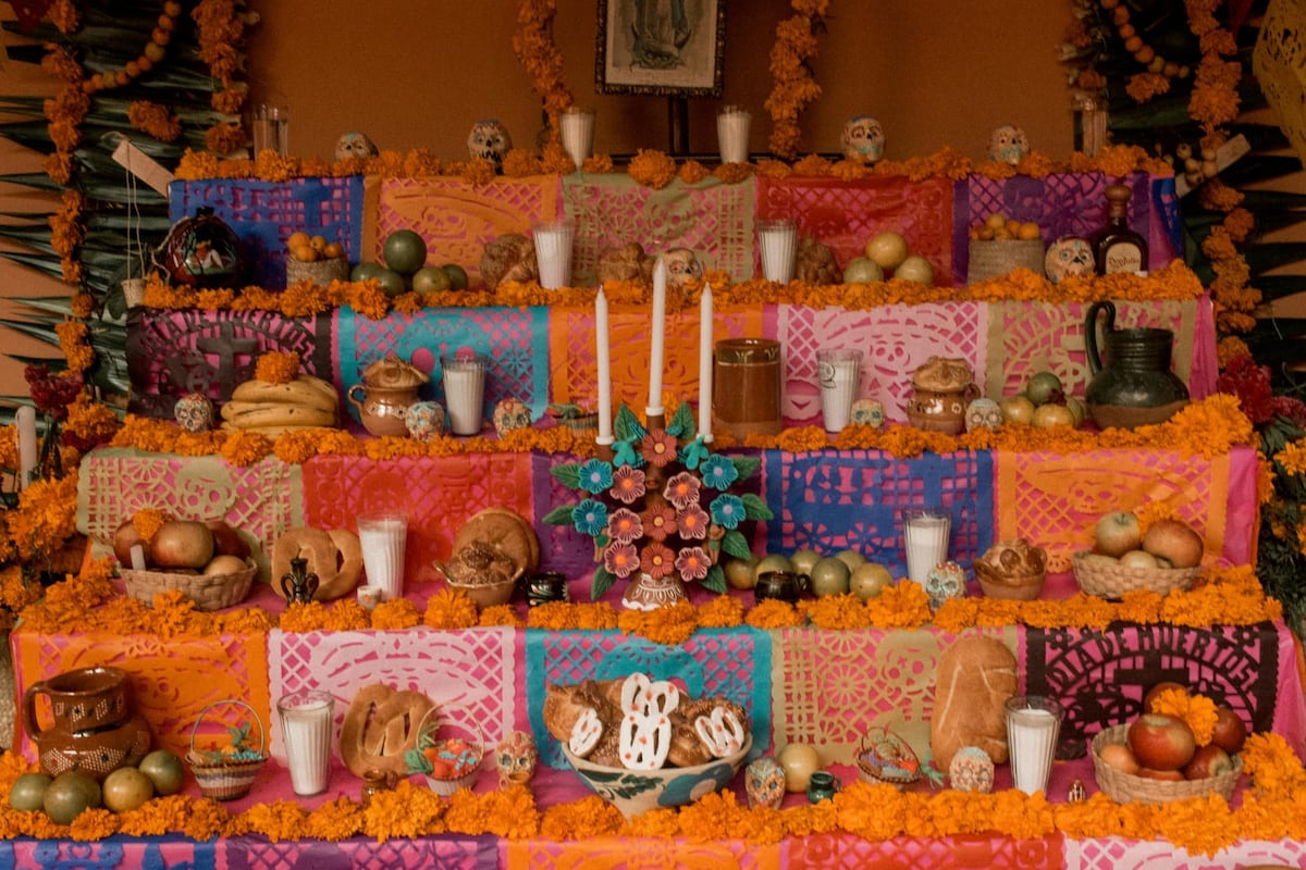 La Ofrenda Perfecta: Guía práctica para honrar a tus seres queridos sin desbordar el presupuesto