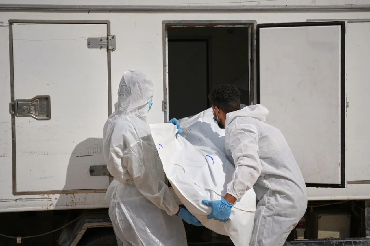 «Israel hace un gesto simbólico de conciliación al entregar los restos mortales de 15 palestinos, después de más de dos años de impasible silencio oficial»