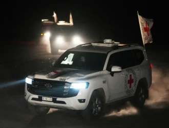 «La esperanza renace en Gaza: Israel recibe con honores los restos de tres rehenes liberados después de un dramático rescate»