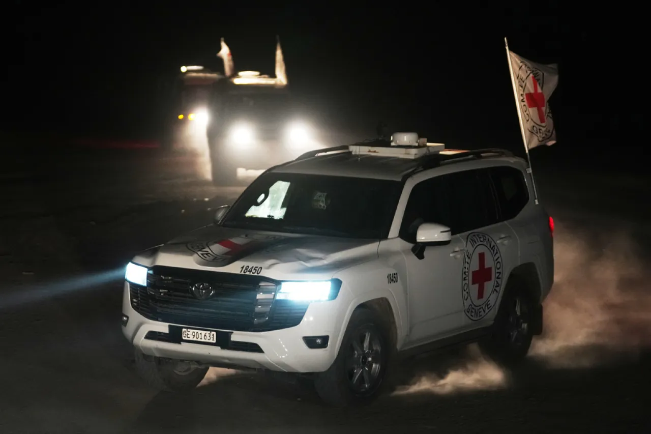 «La esperanza renace en Gaza: Israel recibe con honores los restos de tres rehenes liberados después de un dramático rescate»