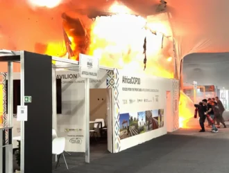 Fuego devastador en zona crítica de la Cumbre Ambiental: miles de personas afectadas por evacuación forzada en edificio clave