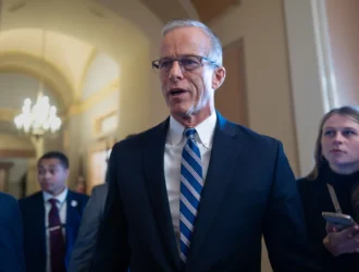 Historia de política y estabilidad en EE.UU.: Senado aprueba crucial proyecto de ley para superar la crisis gubernamental y restaurar el funcionamiento democrático.