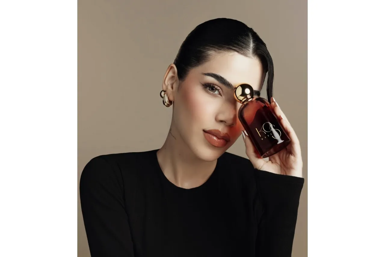 El Olé de la Moda: Kenia Os Estrena Perfume de Lujo Con Su Firma Personal, "K OS Muse", Un Regalo Para Los Sentidos