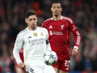 El trascendental encuentro entre la pasión y la profesionalidad: Jorge Ramos y su banda se dejan llevar por el éxtasis en el legendario estadio de Liverpool.