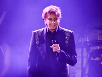 «Barry Manilow lanza un llamado a la conciencia: el legendario cantante lucha contra el cáncer y decide ser abiertamente honesto sobre su batalla para superar esta grave enfermedad»