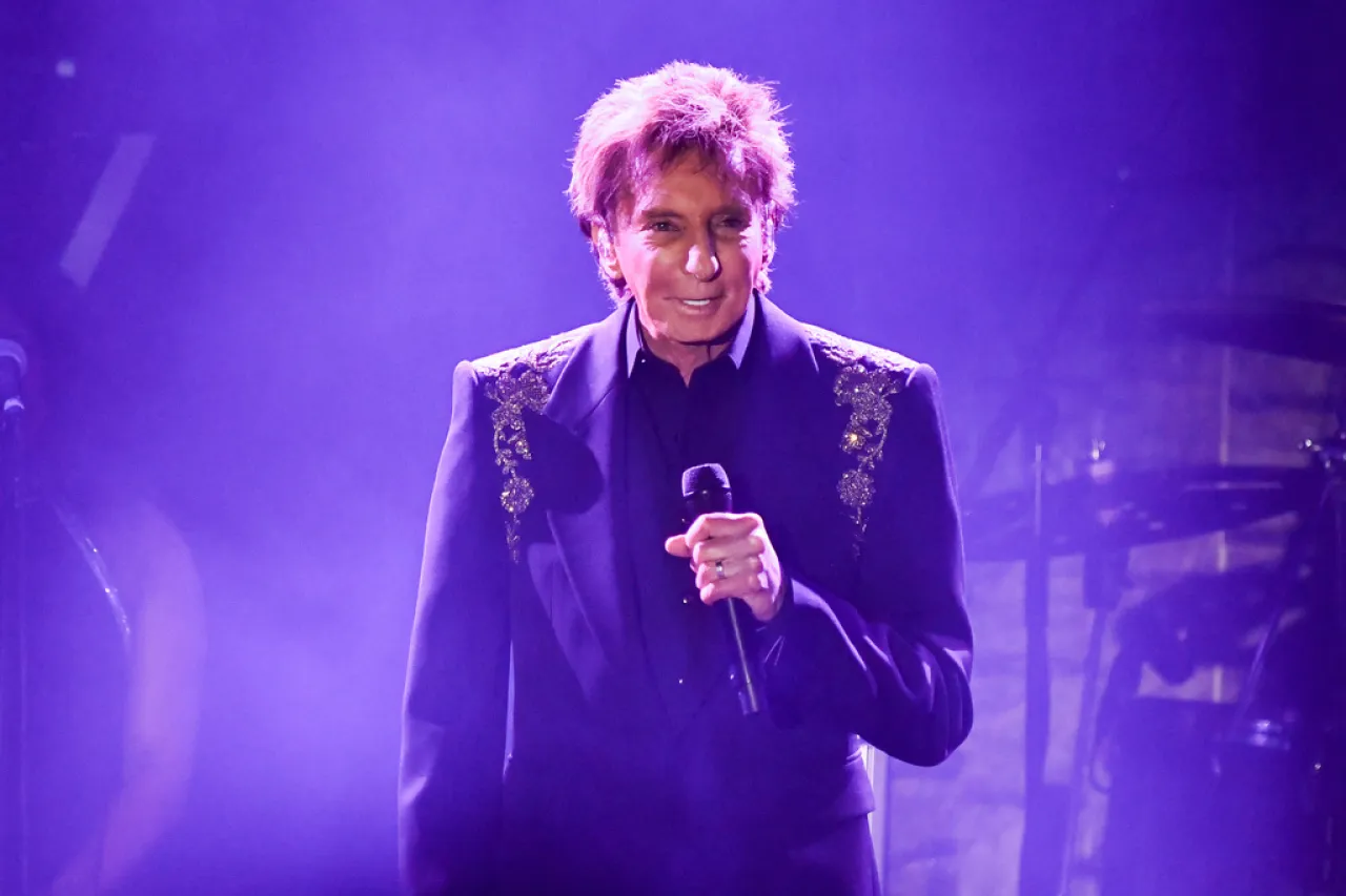 «Barry Manilow lanza un llamado a la conciencia: el legendario cantante lucha contra el cáncer y decide ser abiertamente honesto sobre su batalla para superar esta grave enfermedad»