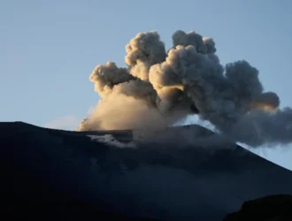 «La Fuerza de la Resistencia: Indígenas Colombianos Confrontan con Valentía la Amenaza del Volcán Puracé»