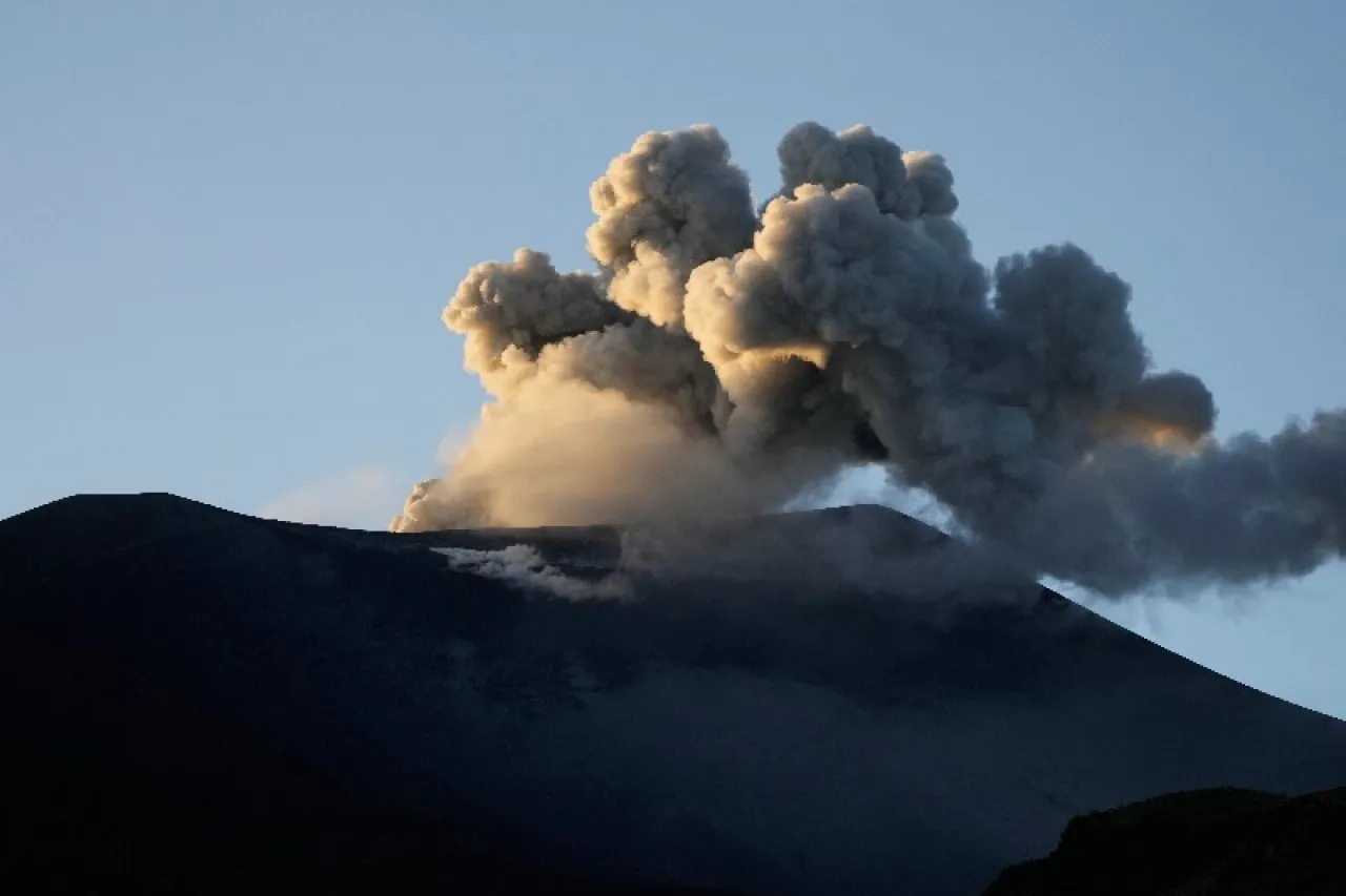 «La Fuerza de la Resistencia: Indígenas Colombianos Confrontan con Valentía la Amenaza del Volcán Puracé»