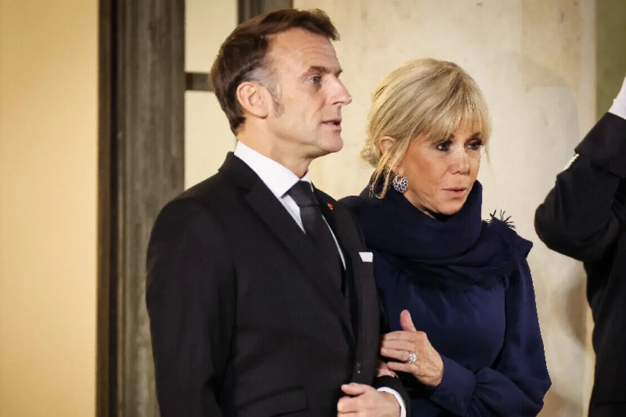 «La controvertida reacción de la primera dama francesa: ¿un desaire hacia las feministas o un gesto inocente?»