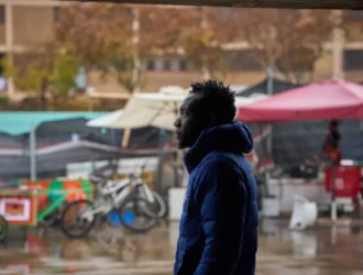 Desbandada en la frontera: La tensa operación de desalojo que obligó a miles de migrantes a abandonar un centro escolar y plantea nuevas incertidumbres sobre el futuro de los refugiados en España.