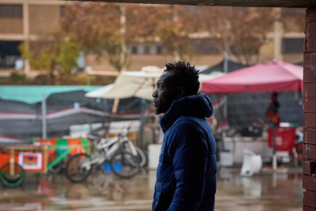 Desbandada en la frontera: La tensa operación de desalojo que obligó a miles de migrantes a abandonar un centro escolar y plantea nuevas incertidumbres sobre el futuro de los refugiados en España.