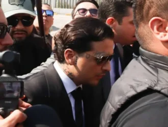 «La batalla judicial sigue viva: Nodal enfrenta una nueva oportunidad para desafiar la decisión de Universal Music y revertir su condena en un caso que ha generado gran expectación en el mundo musical.»