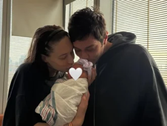 «Pareja de celebridades sorprende con la llegada inesperada de su pequeña joya»