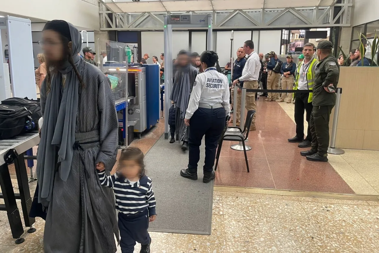 «Colombia aplica medidas drásticas contra el extremismo religioso: Gobiernos y organismos internacionales reaccionan con preocupación ante la expulsión de miembros del grupo judío ultraortodoxo Lev Tahor»