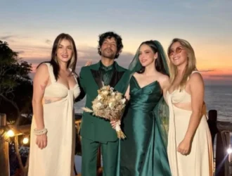 El gran amor de la noche televisiva se viste de blanco y azul para desposarse con un toque de glamour en la orilla del mar