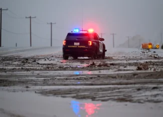 «Tempestad Invernal Paraliza las Rutas de Navidad en la Costa Este de EE. UU.: Viajeros Afrontan Dificultades y Retrasos»
