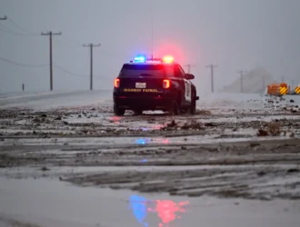 «Tempestad Invernal Paraliza las Rutas de Navidad en la Costa Este de EE. UU.: Viajeros Afrontan Dificultades y Retrasos»