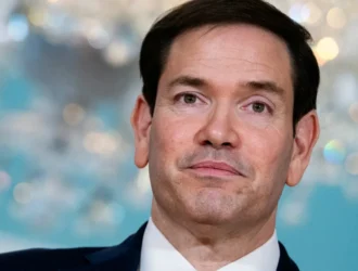 "La frontera cerrada: La Unión Europea toma medidas drásticas para controlar la migración, suspendiendo la concesión de visas a ciudadanos de 75 países en un esfuerzo por proteger su seguridad interior y estabilidad económica."