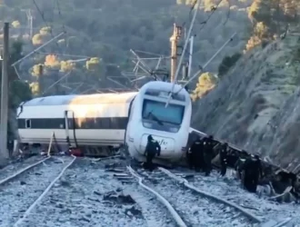 Tragedia en Vía Estrecha: 39 Víctimas Fatales en Desastroso Choque de Trenes en Territorio Español