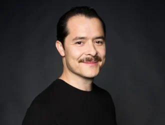 El arte de la risa en vilo: Marcos Duarte desafía límites y atrae talentos con su comedia fronteriza.