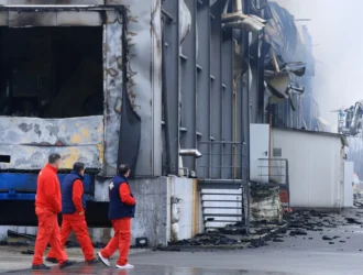 Estallido e incendio en fábrica de galletas en Grecia mata a 5 trabajadores