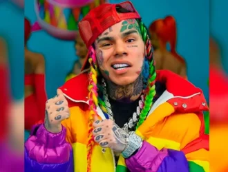 El Regreso del Controverso: Tekashi 6ix9ine Vuelve a Rodear de Alambres la Justicia