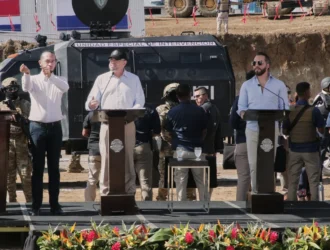 "La justicia en movimiento: El presidente de Costa Rica presenta un ambicioso plan para reforzar la seguridad ciudadana con la construcción de una prisión moderna y eficaz"