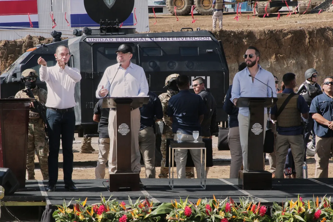 "La justicia en movimiento: El presidente de Costa Rica presenta un ambicioso plan para reforzar la seguridad ciudadana con la construcción de una prisión moderna y eficaz"