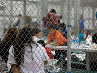 México exige a EEUU atención médica para familias detenidas en Texas