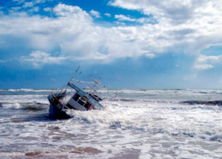 Más de cincuenta migrantes fallecen en desastre marítimo cerca de las costas libias.