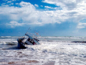 Más de cincuenta migrantes fallecen en desastre marítimo cerca de las costas libias.